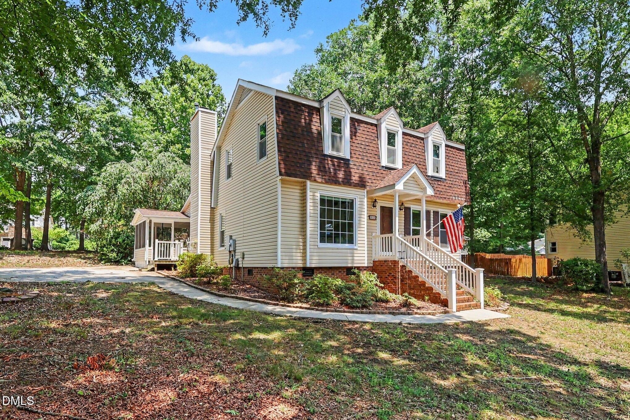 302 Hutchins Drive – photo 3