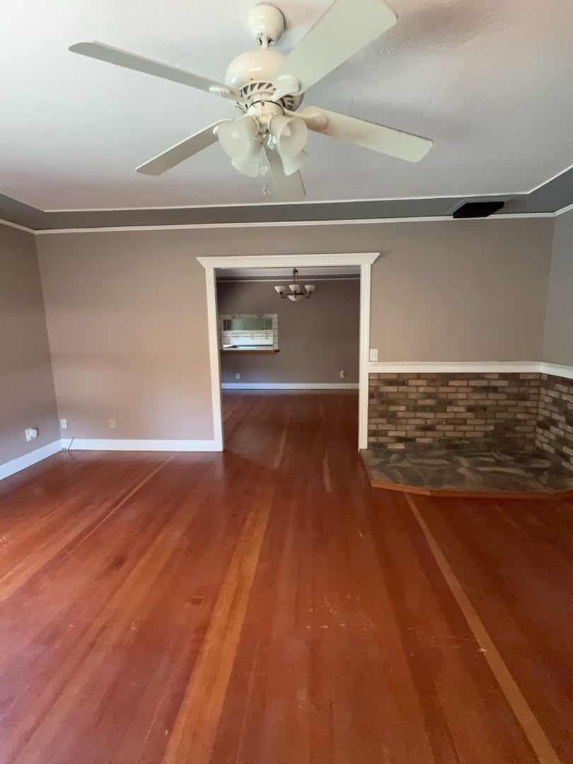 Charming 2 Bed 1 1/2 Bath Home – photo 3