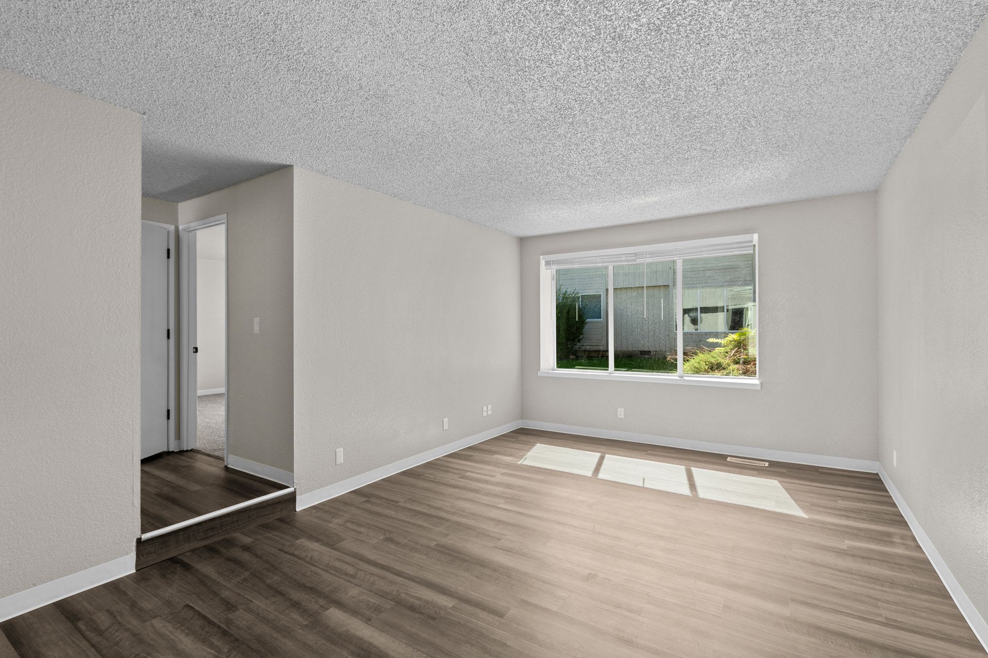 One Of The Largest 2 Bedrooms In The Area With 1 5 Bathrooms And 1100 Square Feet Plus Your Own Laundry Room With Full Size Washer Dryer – photo 4