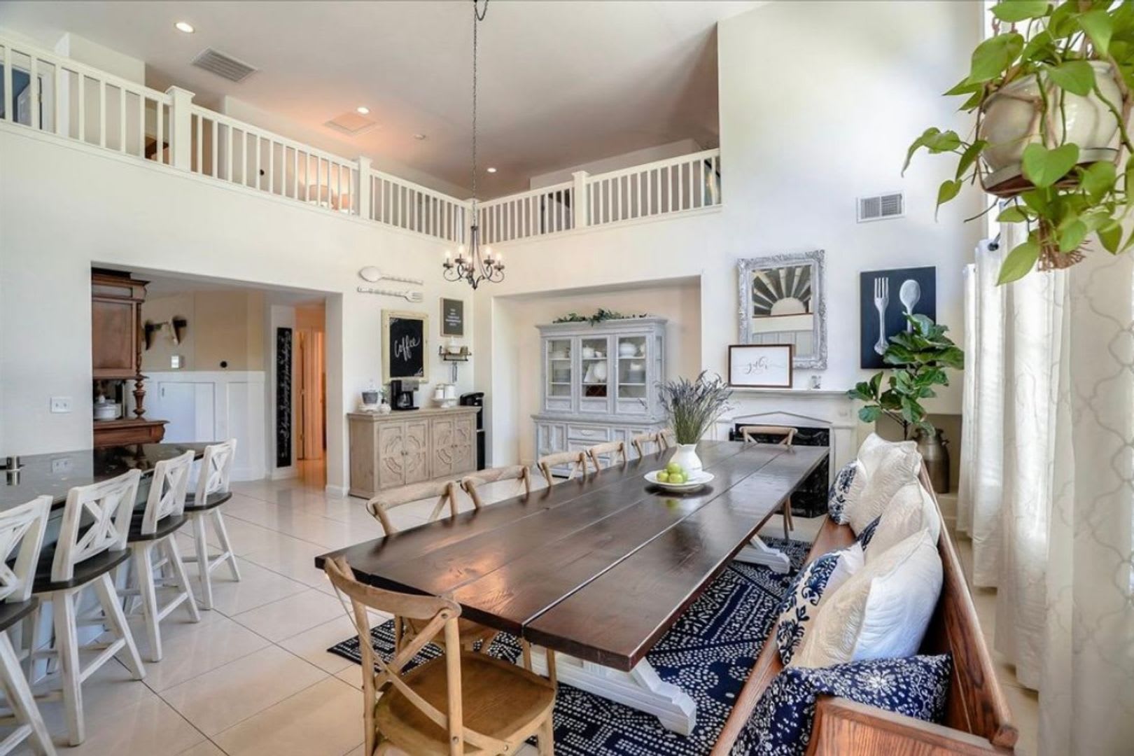 Stunning Hollister Home with Ground-Floor Primary Suite Near Whale Park – photo 4