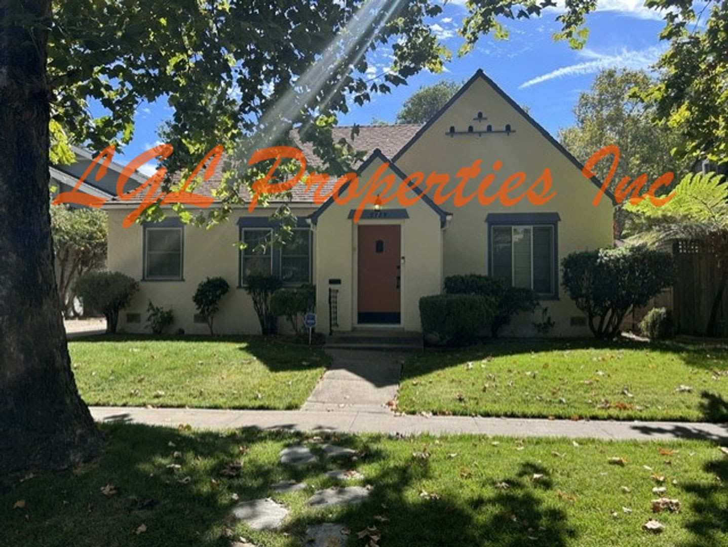 2787 19th Street 95818. Land Park 2 Bedroom 1 Bath On Tree Lined Street @ Markham & Land Park Dr. – photo 2