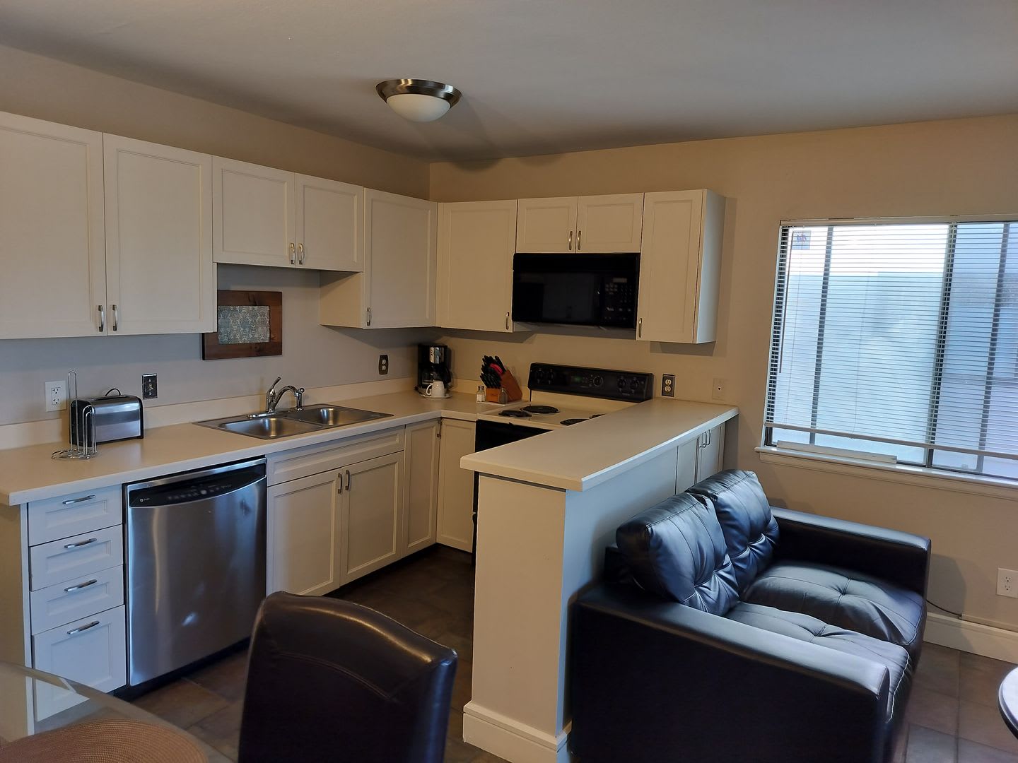 Furnished Pet Friendly One Bedroom Condo Short Mid Term Lease With Large Deck To Enjoy The Boulder Weather – photo 5