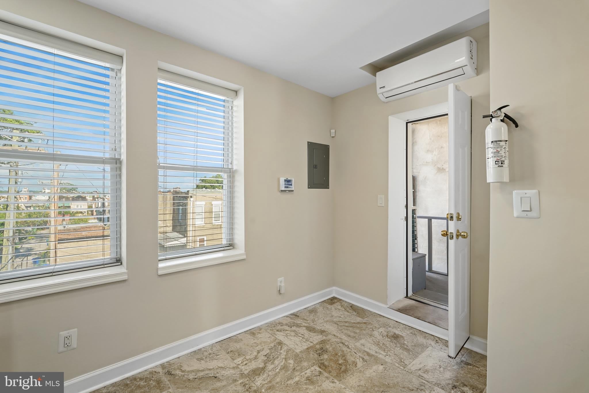 2509 LINDEN Avenue – photo 5