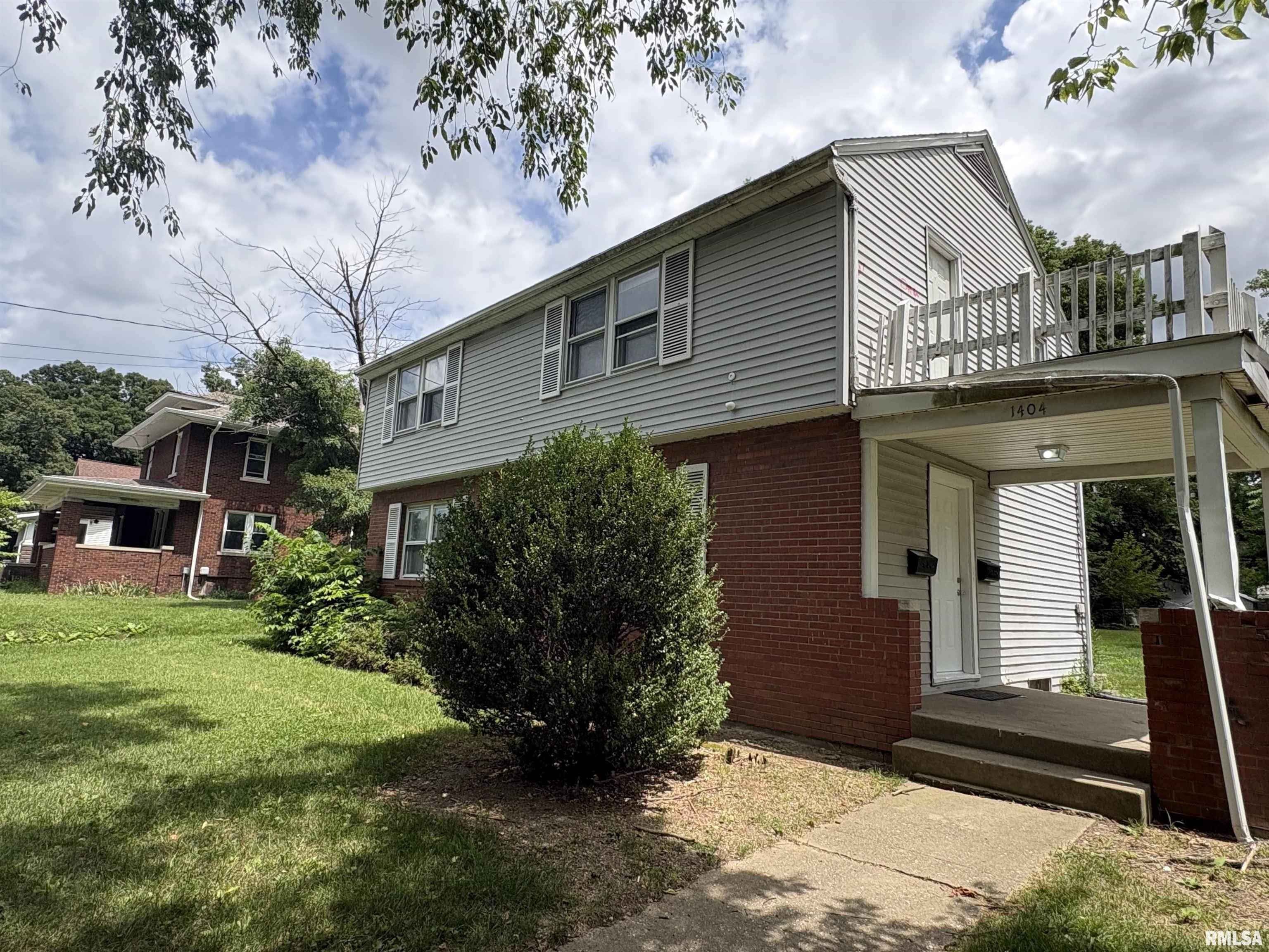 1404 N BROADWAY Street – photo 1
