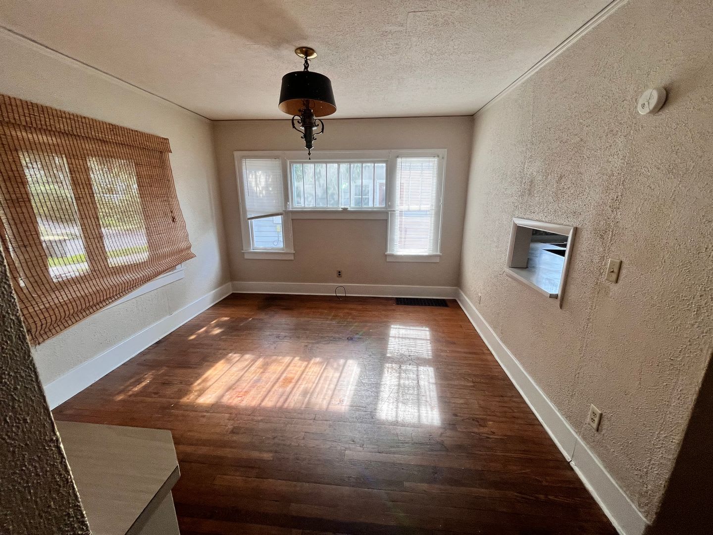 Beautiful 3 bedroom/2 bathroom Home W/ A Garage – photo 3