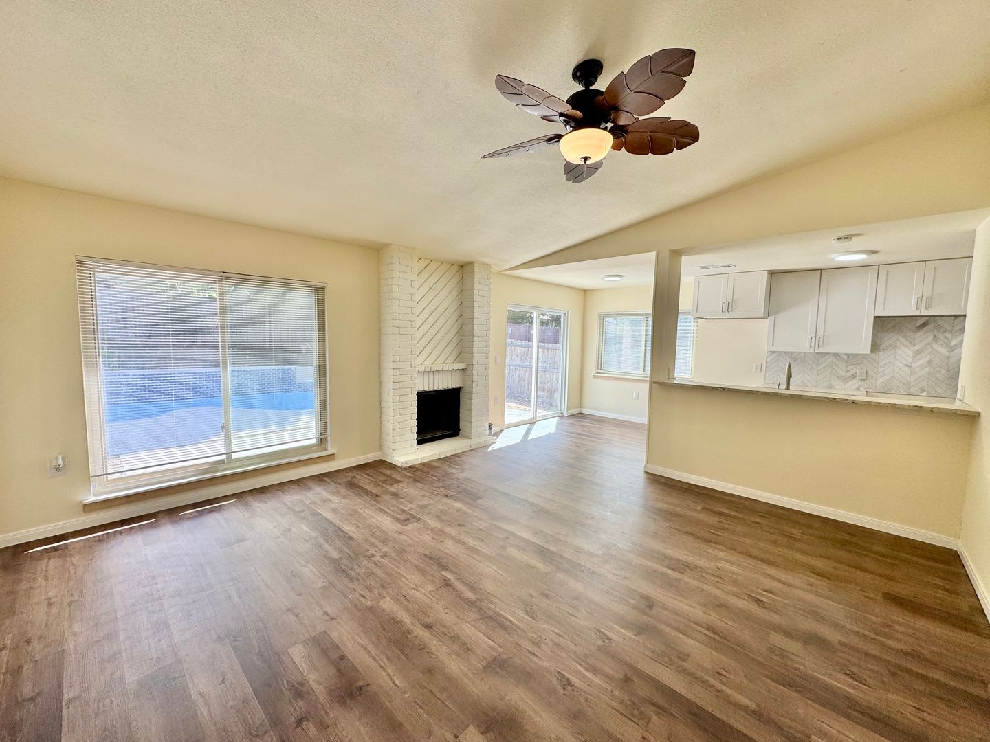 Move In Special Beautiful 3 Bedroom 2 Bath Remodeled Home – photo 5