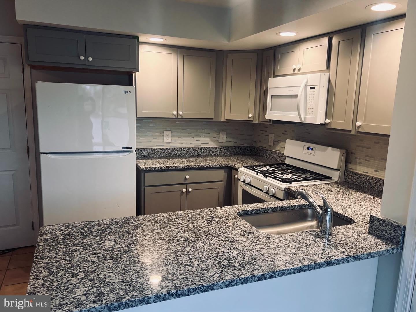 2043 SUE AVE – photo 3