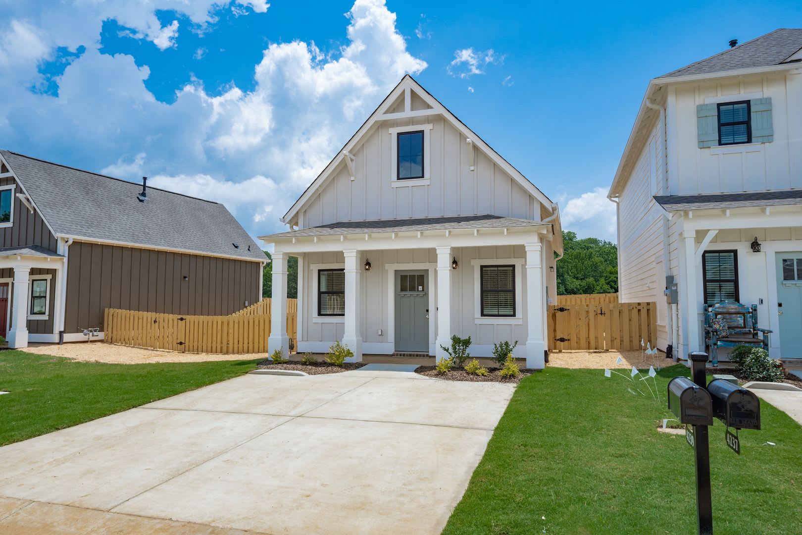 One Bedroom Cottage with Fenced Backyard! – photo 3