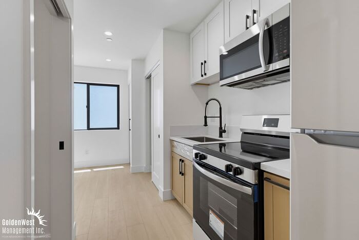 3075 Hawthorn Street – photo 1