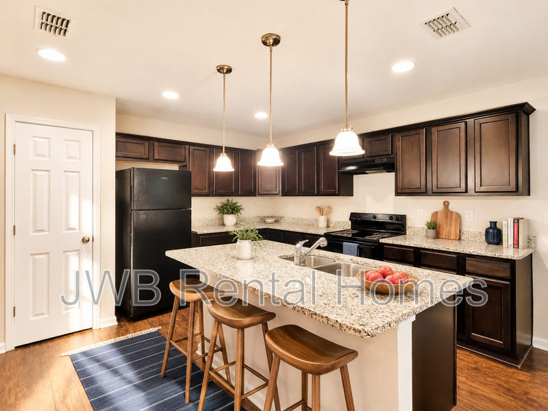 2048 Sheridan St – photo 3