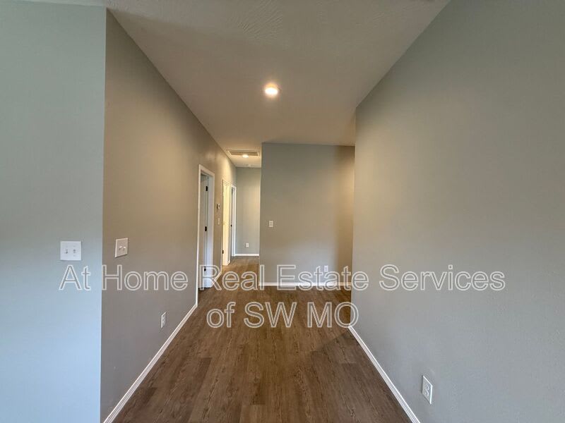 1080 S Mission Ave – photo 5