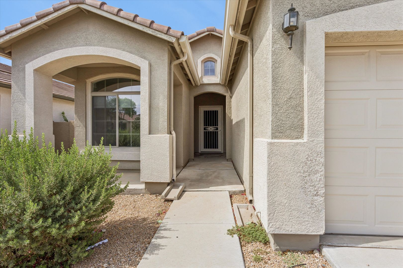 3 Bedroom 2 Bathroom Upgraded Beauty Located In Anthem West 1 Story Pool All Appliances Available Now – photo 3