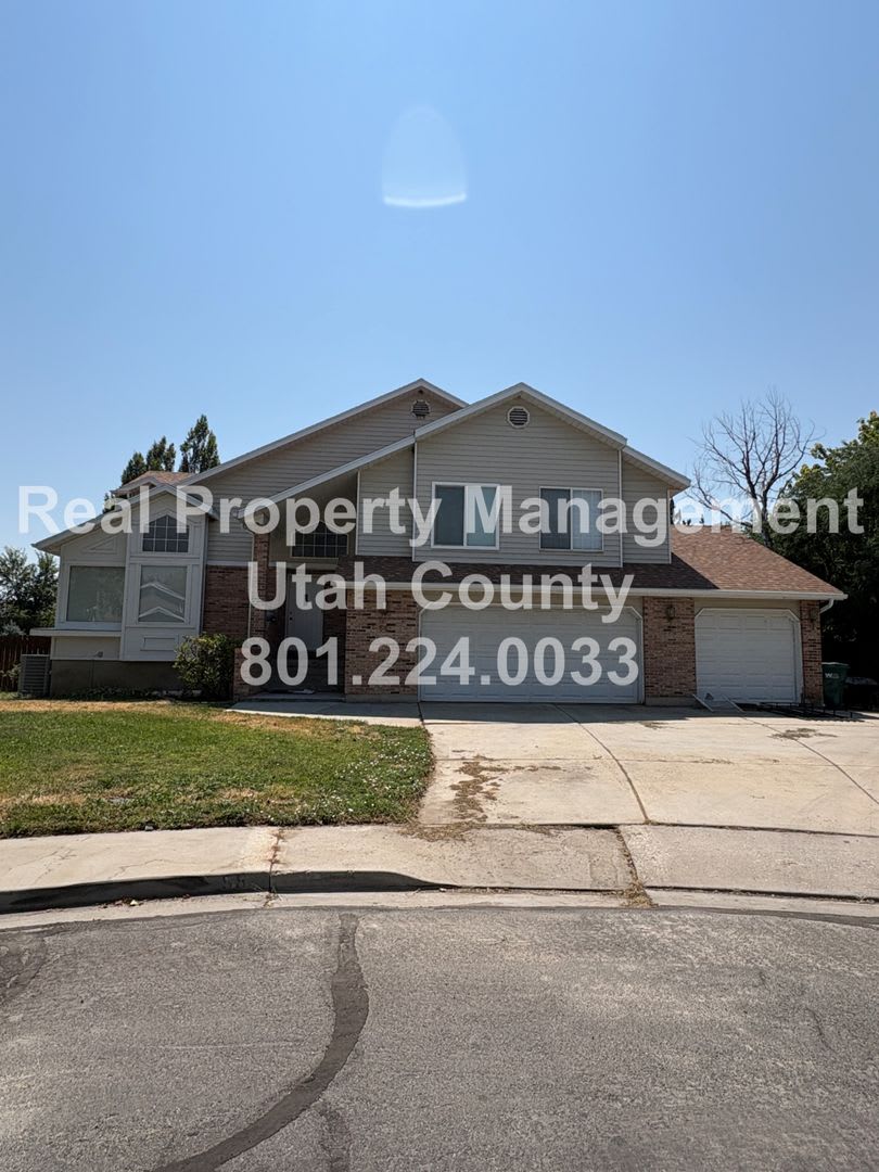 Large and Spacious 4 Bedroom Home! – photo 2