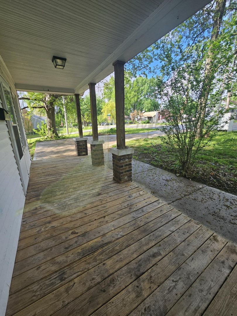 CHARMING UPDATED BUNGALOW!!!! – photo 3