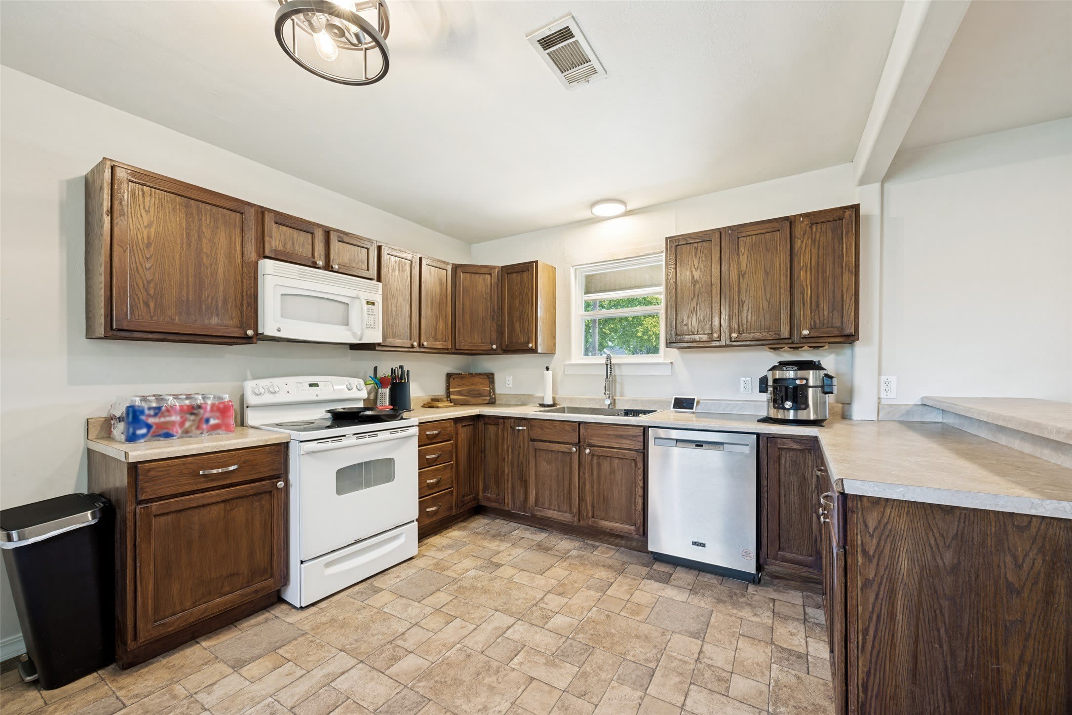 1800 W Walker Street – photo 5