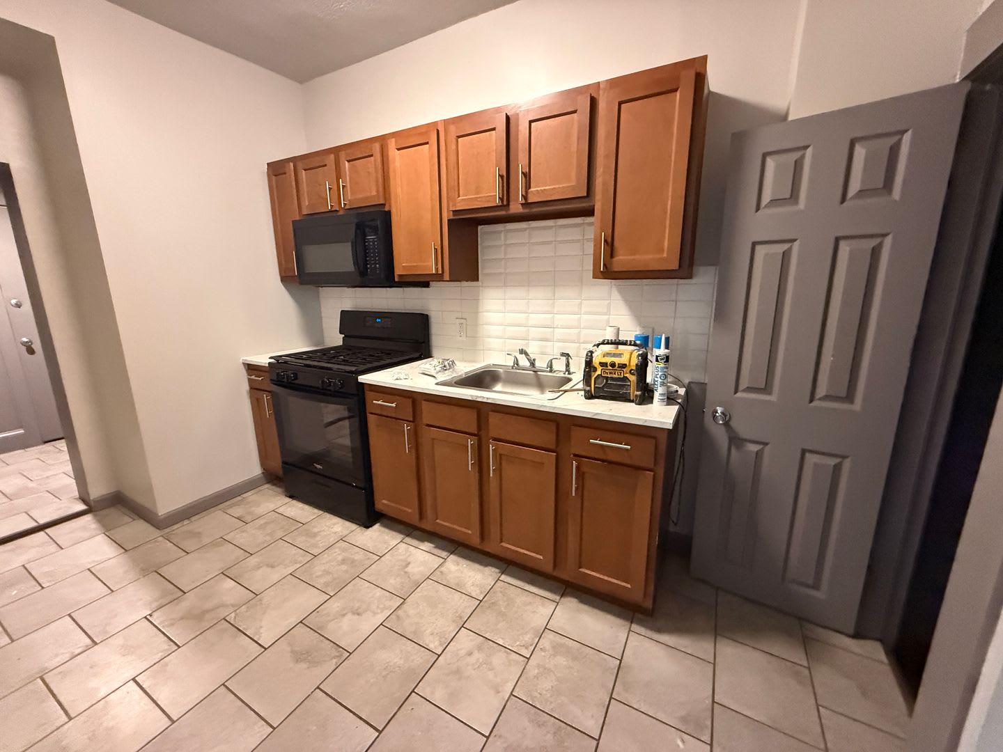 Charming 3-Bedroom Home for Rent with a Yard and Front Porch! – photo 3