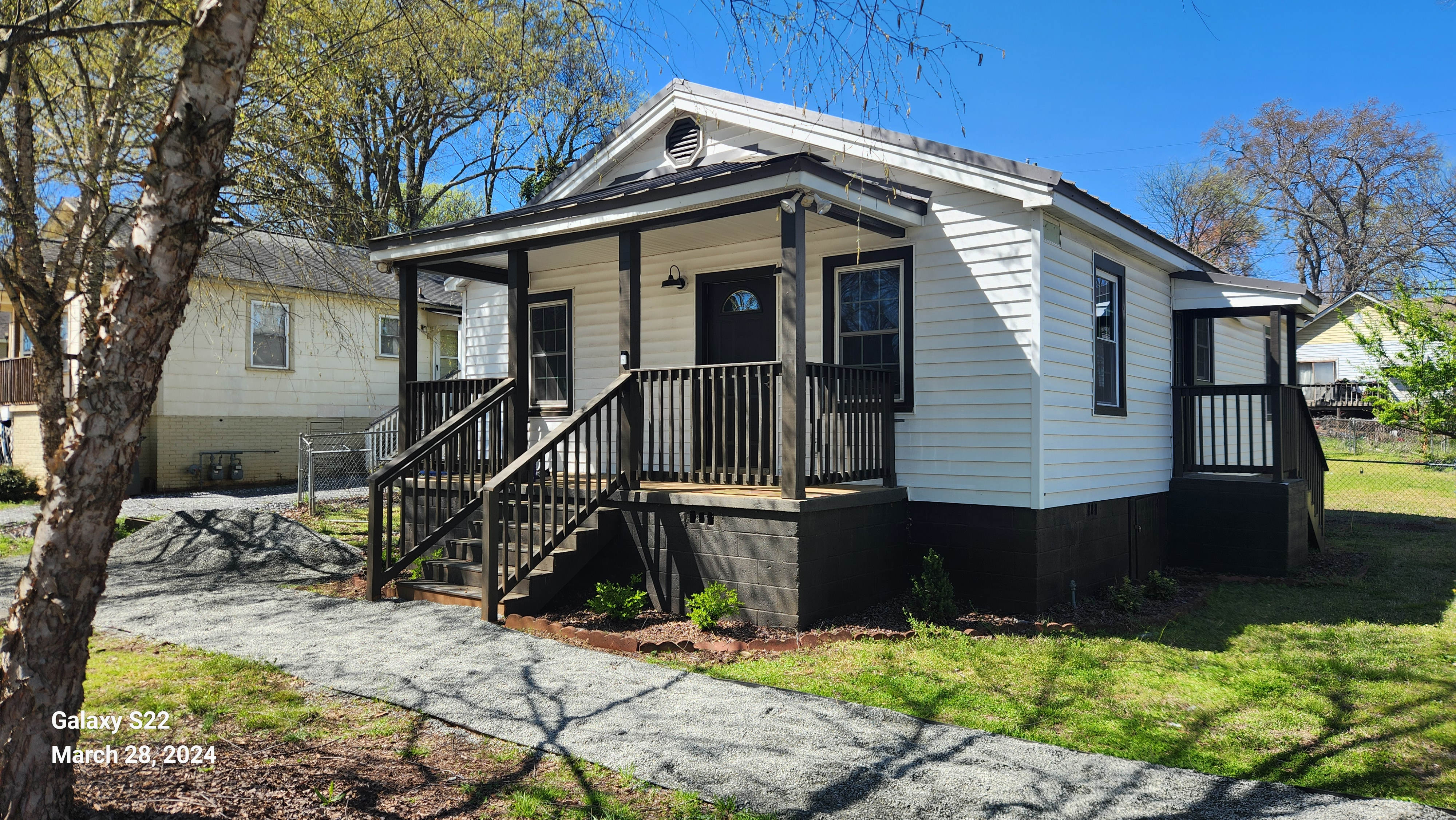 39 E 7th St – photo 1