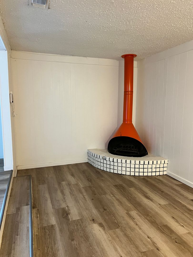 Spacious 2 Bedroom With A Fire Place – photo 2