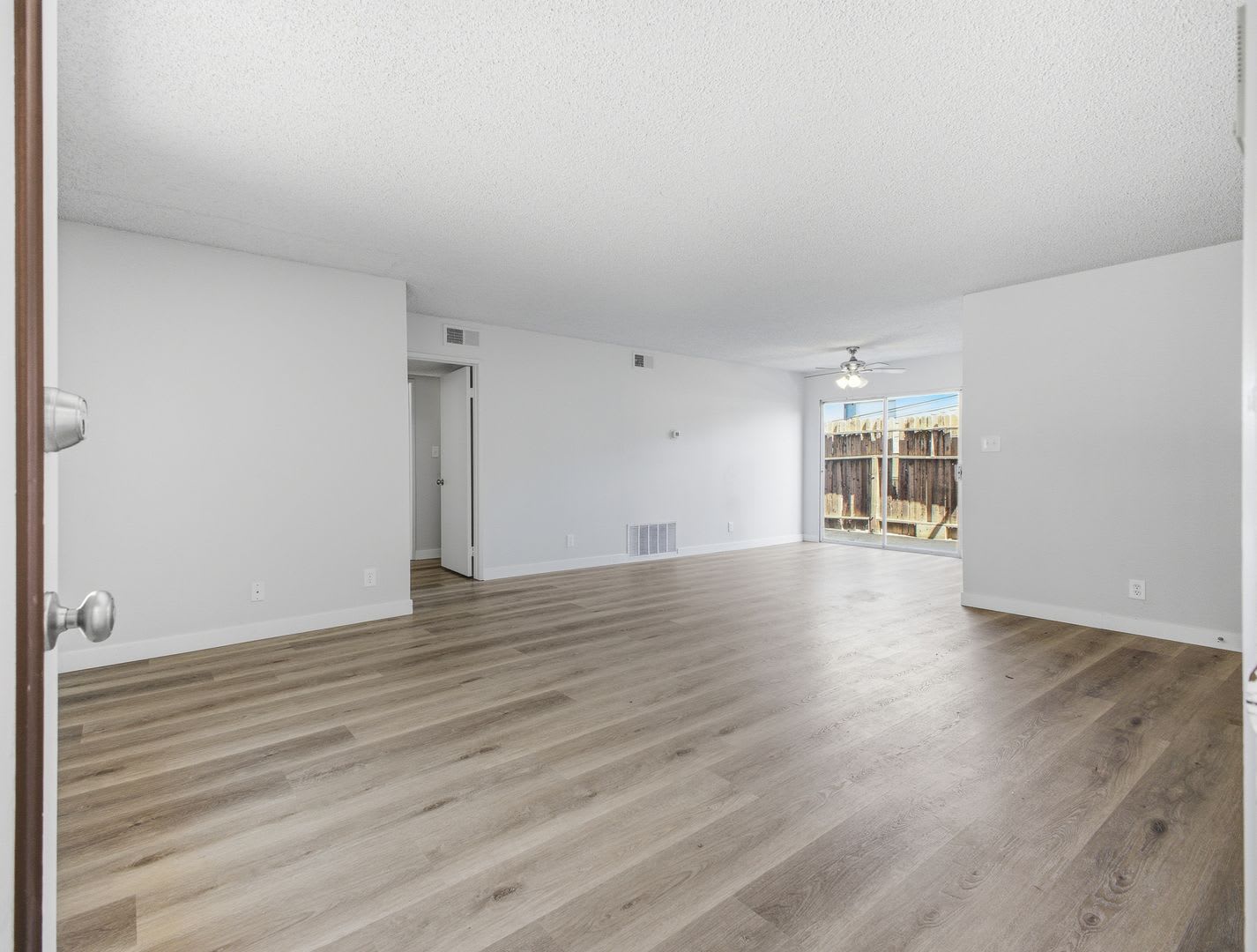 Modern Comfort in the Heart of Burbank – photo 2