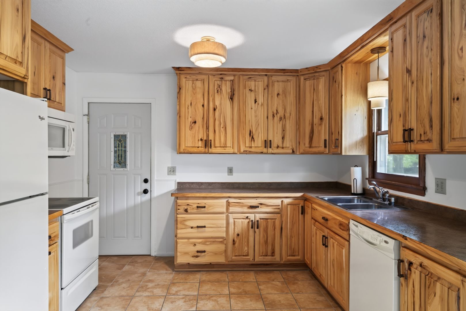 4-bedroom, 2-bathroom rambler nestled in the neighborhood of Baxter. – photo 2