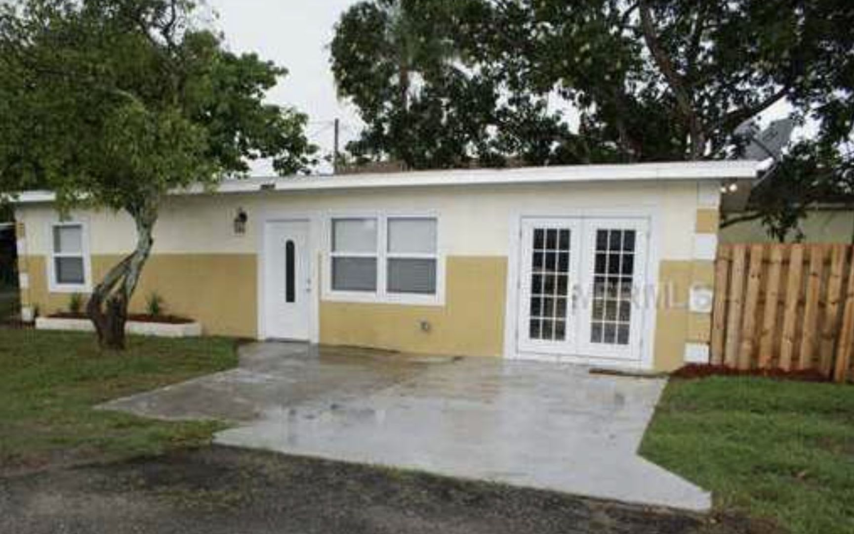 Cozy 2/1 remodeled Bradenton home with privacy fence – photo 1