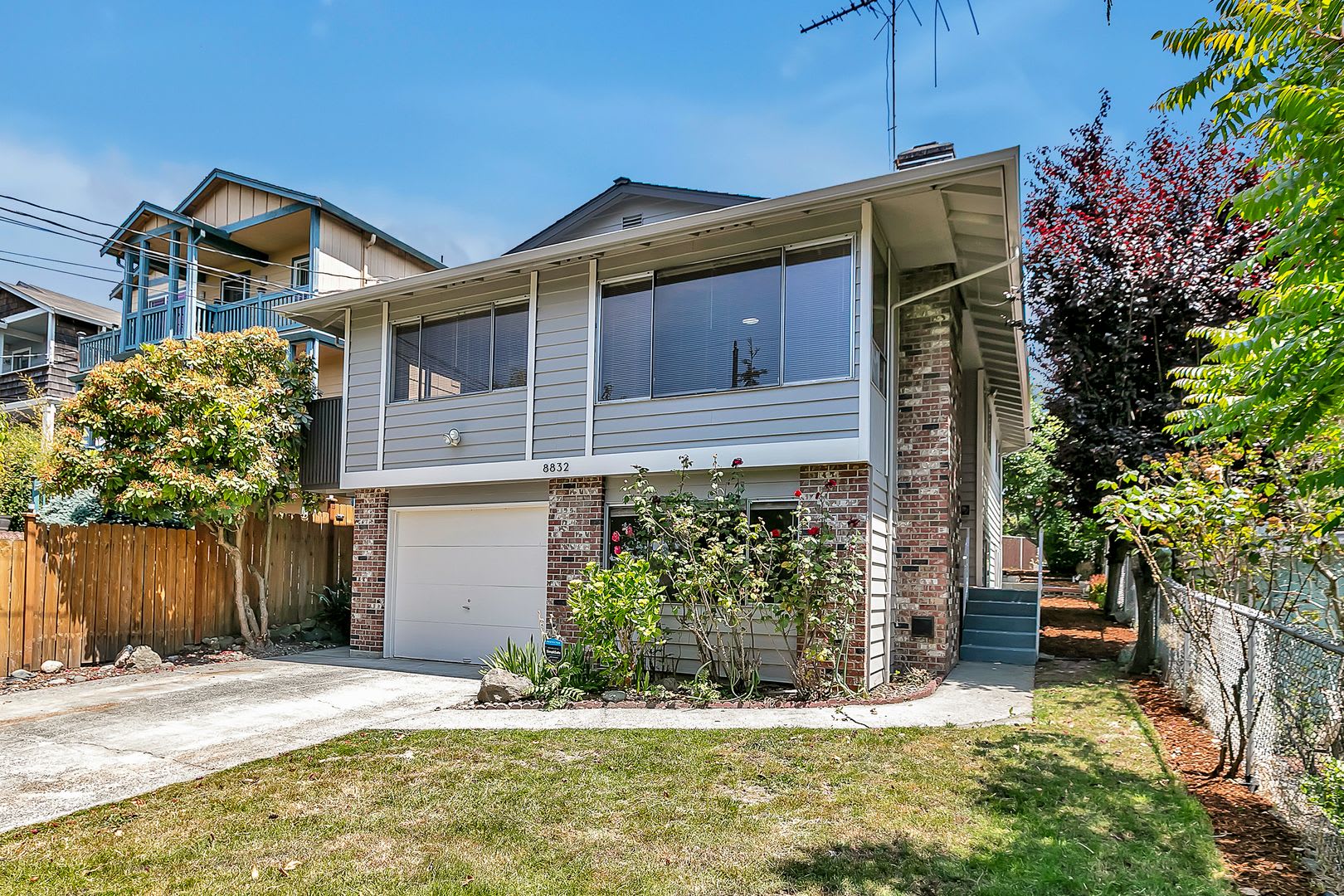 Fully Renovated 3BD Upper Duplex with Garage & Garden in West Seattle – photo 2