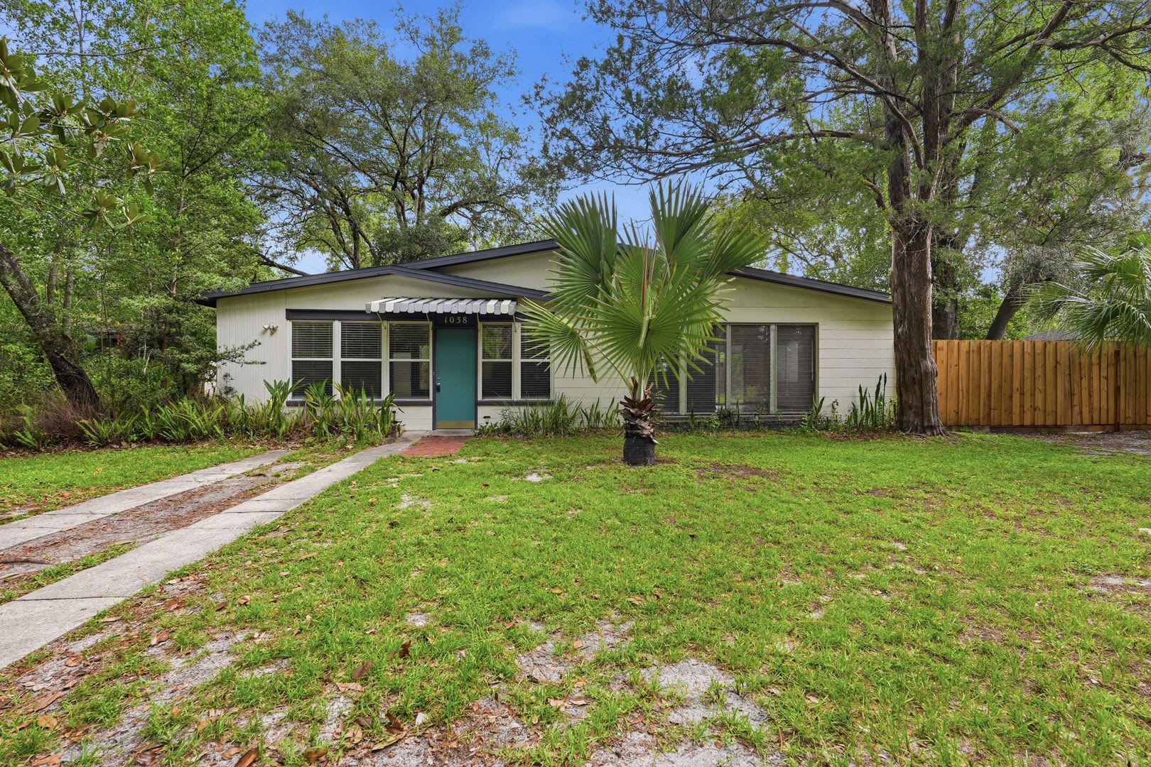 Charming Mid Century Modern Home Fenced Yard Lawn Care Included – photo 1