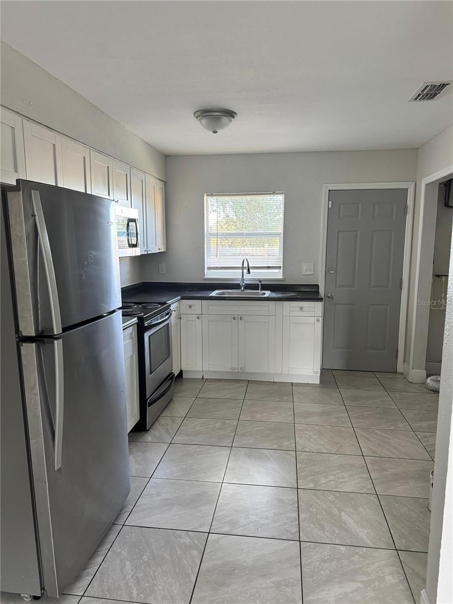 1112 MARTIN Street – photo 3