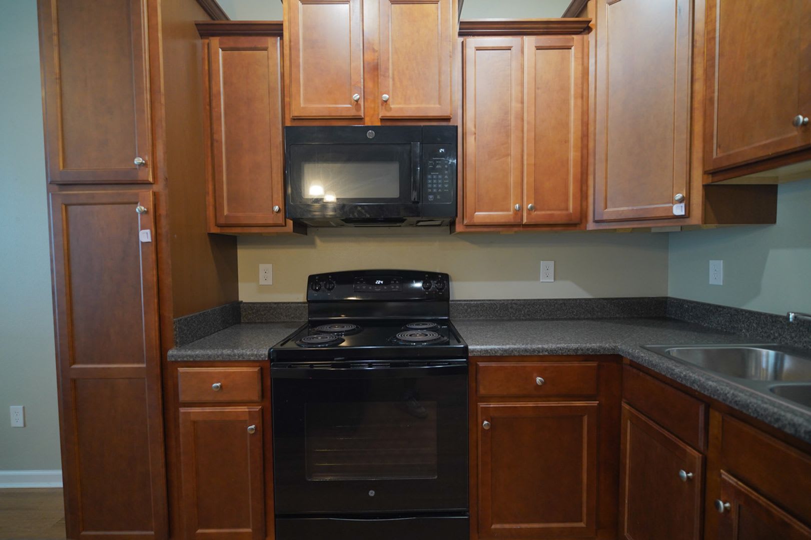 3 Bed / 3 Bath Townhome near Campus with Amenities! – photo 5