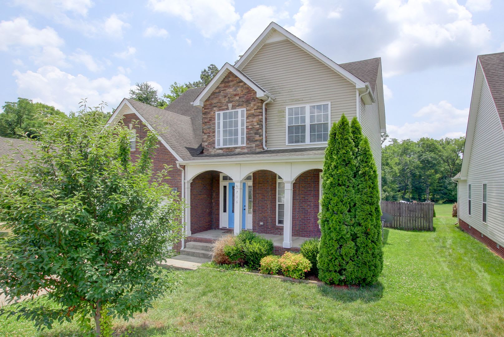 Vibrant 4 br home Close to Exit 1 Cats Welcome. Dogs Too! – photo 3