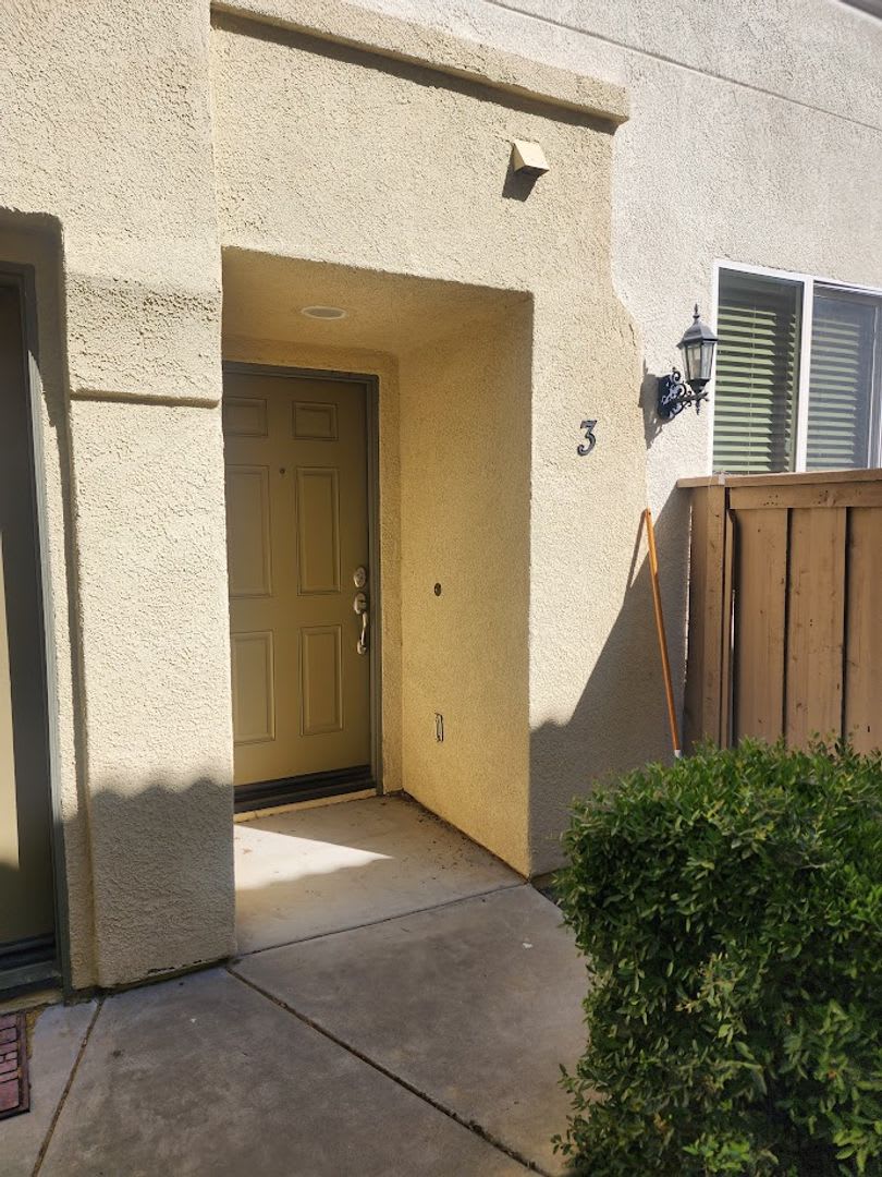 2 Bedroom Townhome w/Attached 1 Car Garage. Gated Community with Assoc Pool! – photo 2