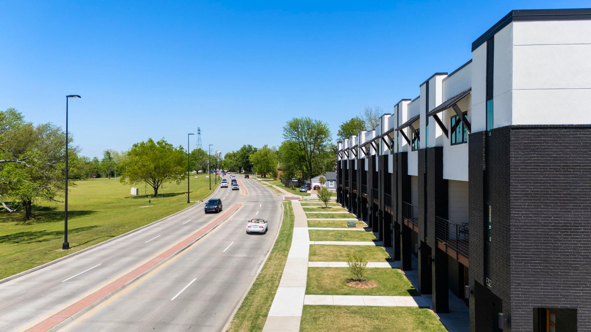 Beautiful Fully Furnished 2 Bed / 2.5 Bath Condominium with Attached 2-Car Garage. – photo 3