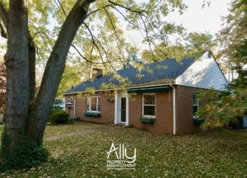 1605 Cambridge Circle – photo 1