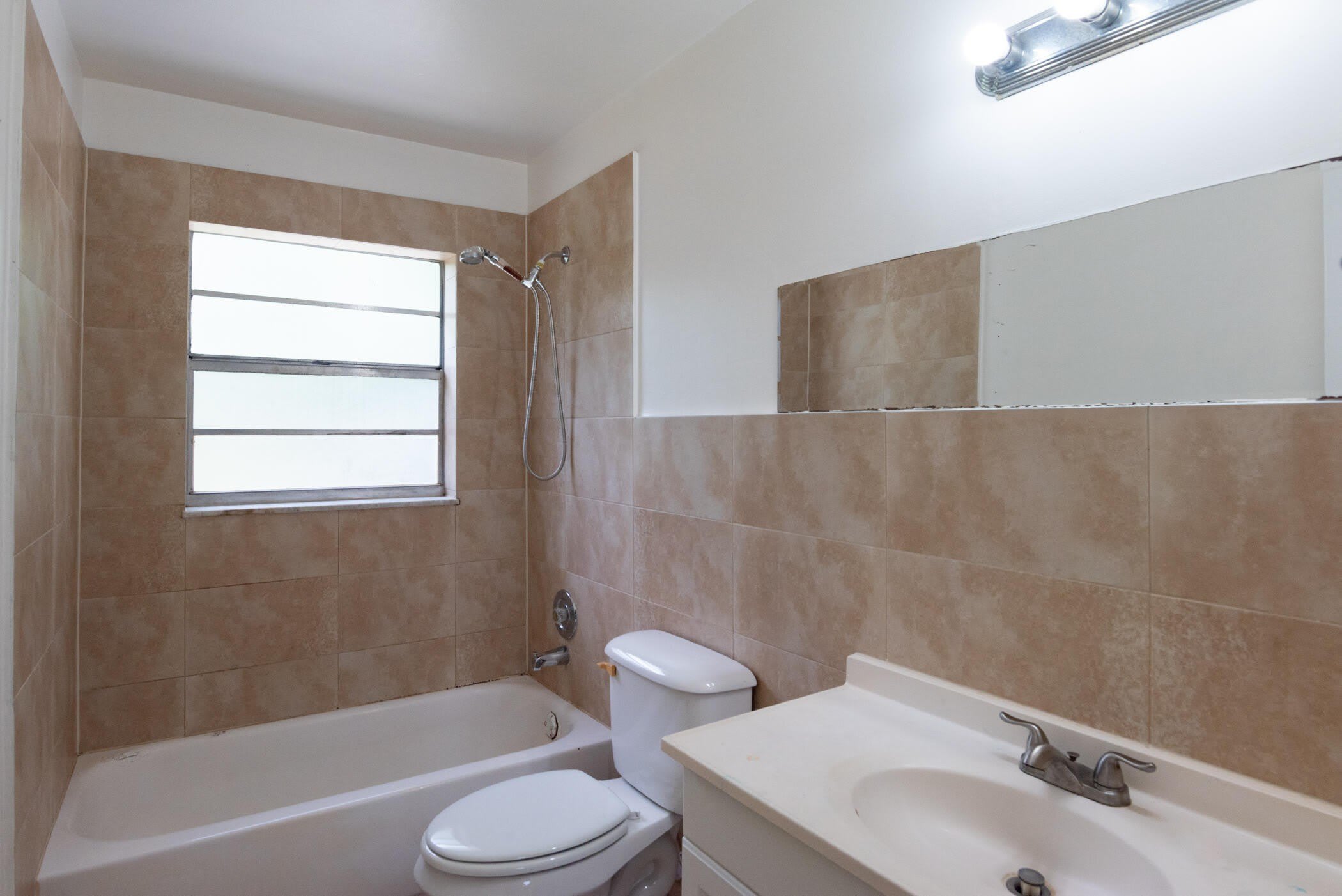 1218 Giller Avenue – photo 5