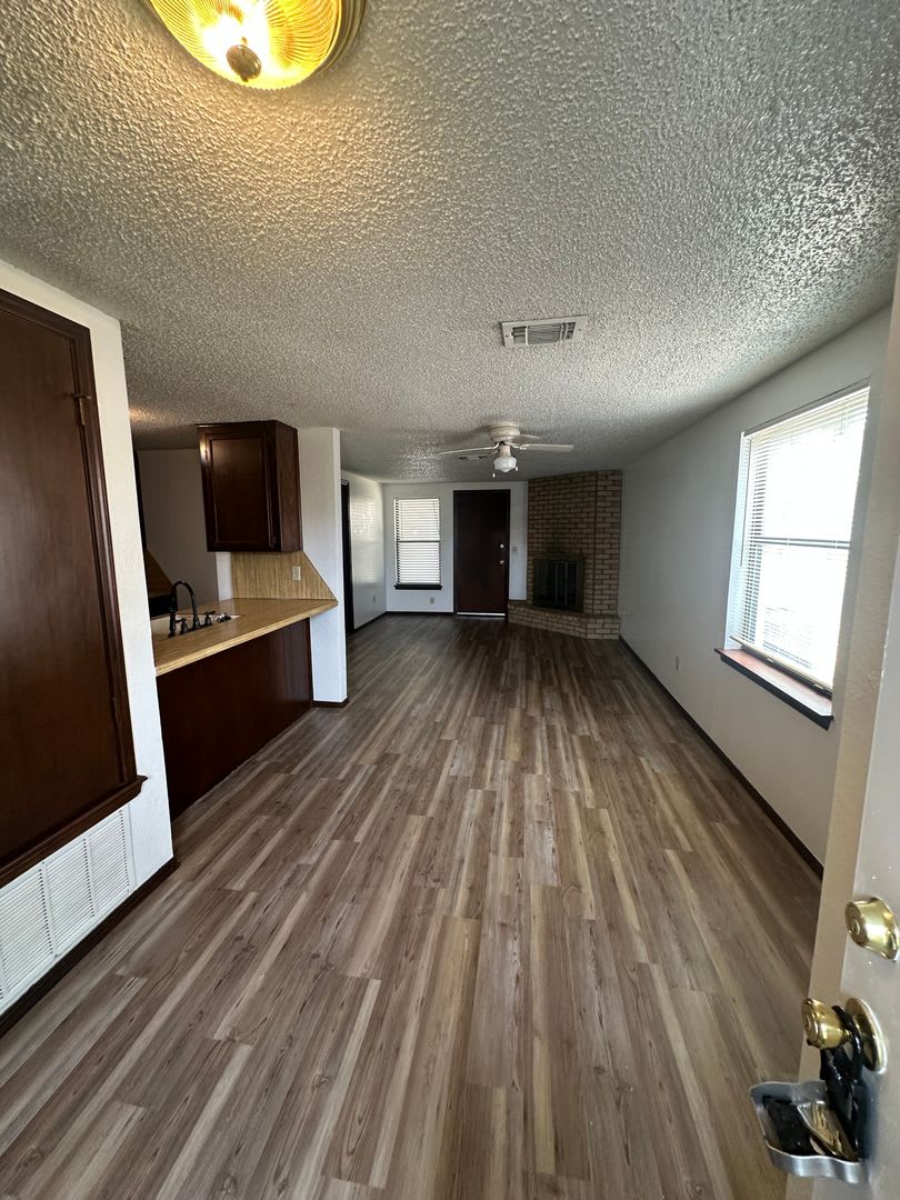 2 bed, 2 bath, Duplex with 1 car garage – photo 4