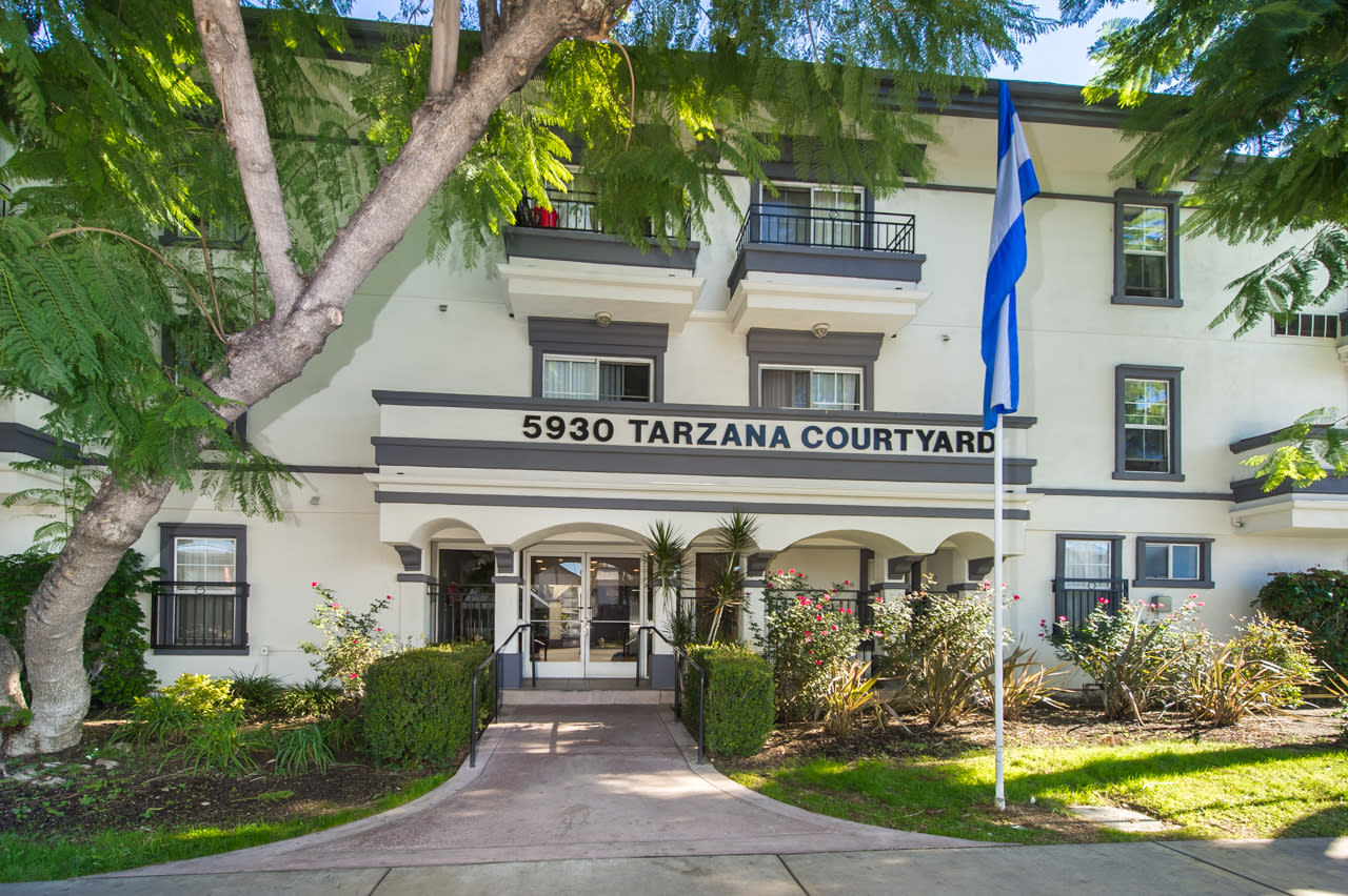 Tarzana Courtyard – photo 1