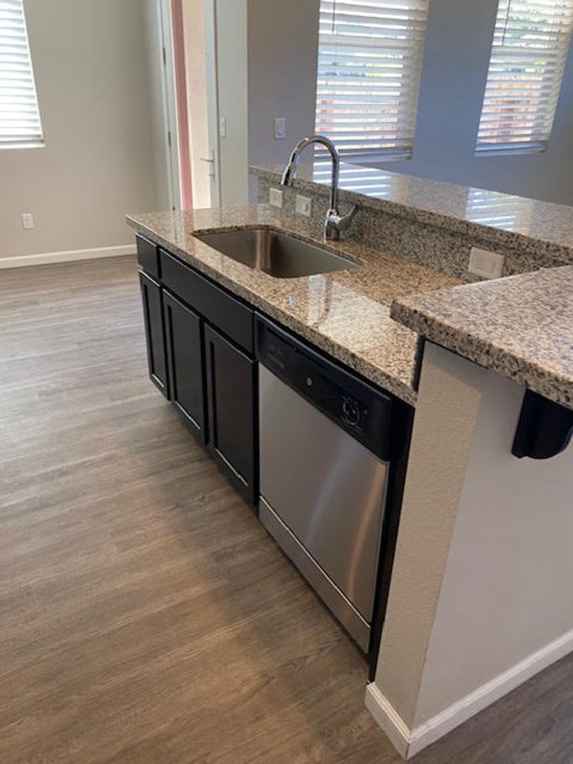 Newer Upgraded Condo for Rent – photo 5