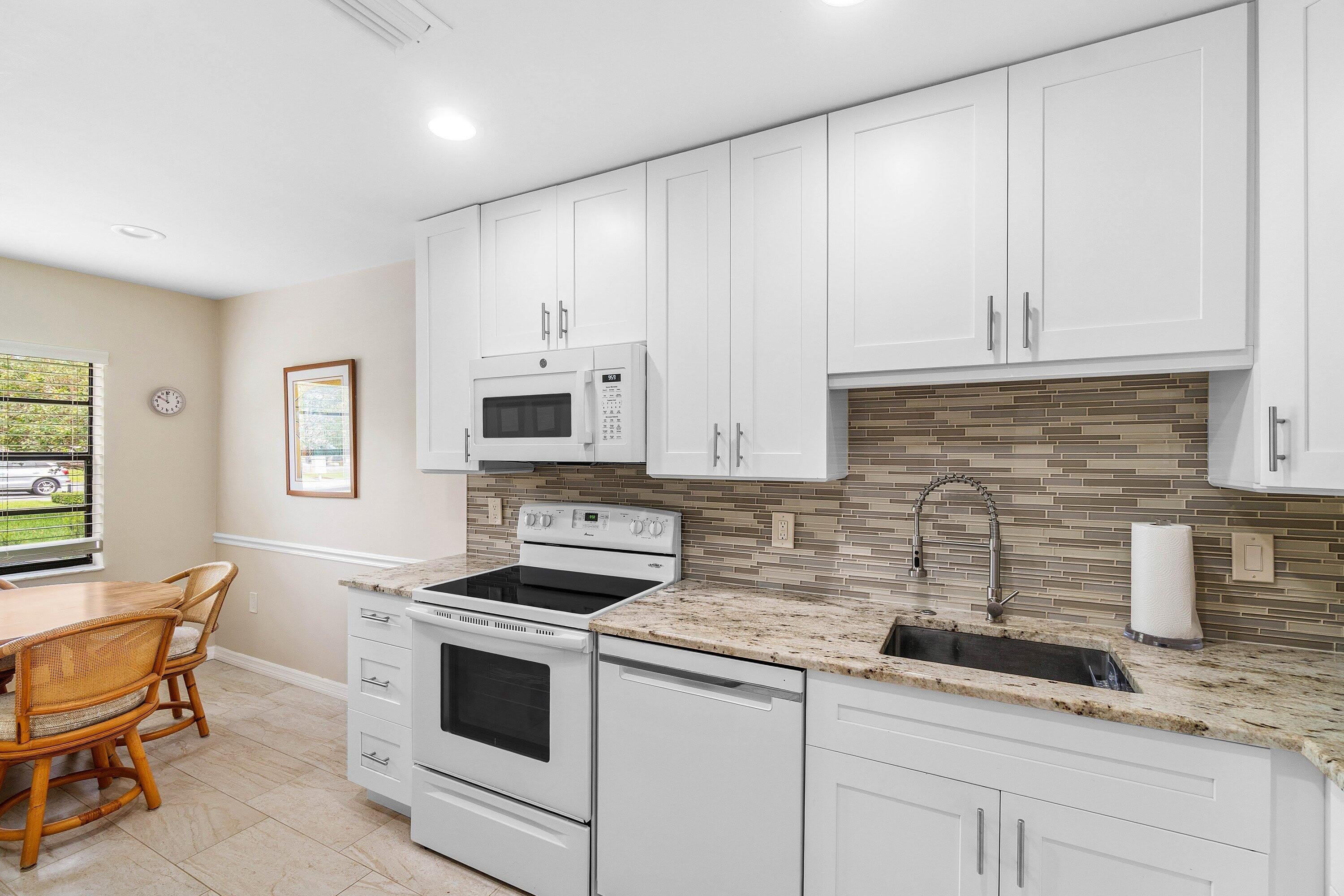 24 Stratford Drive E – photo 4