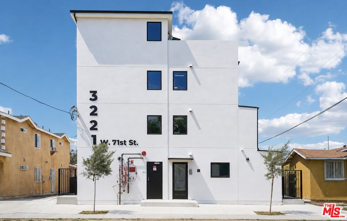 3221 W 71st St – photo 1