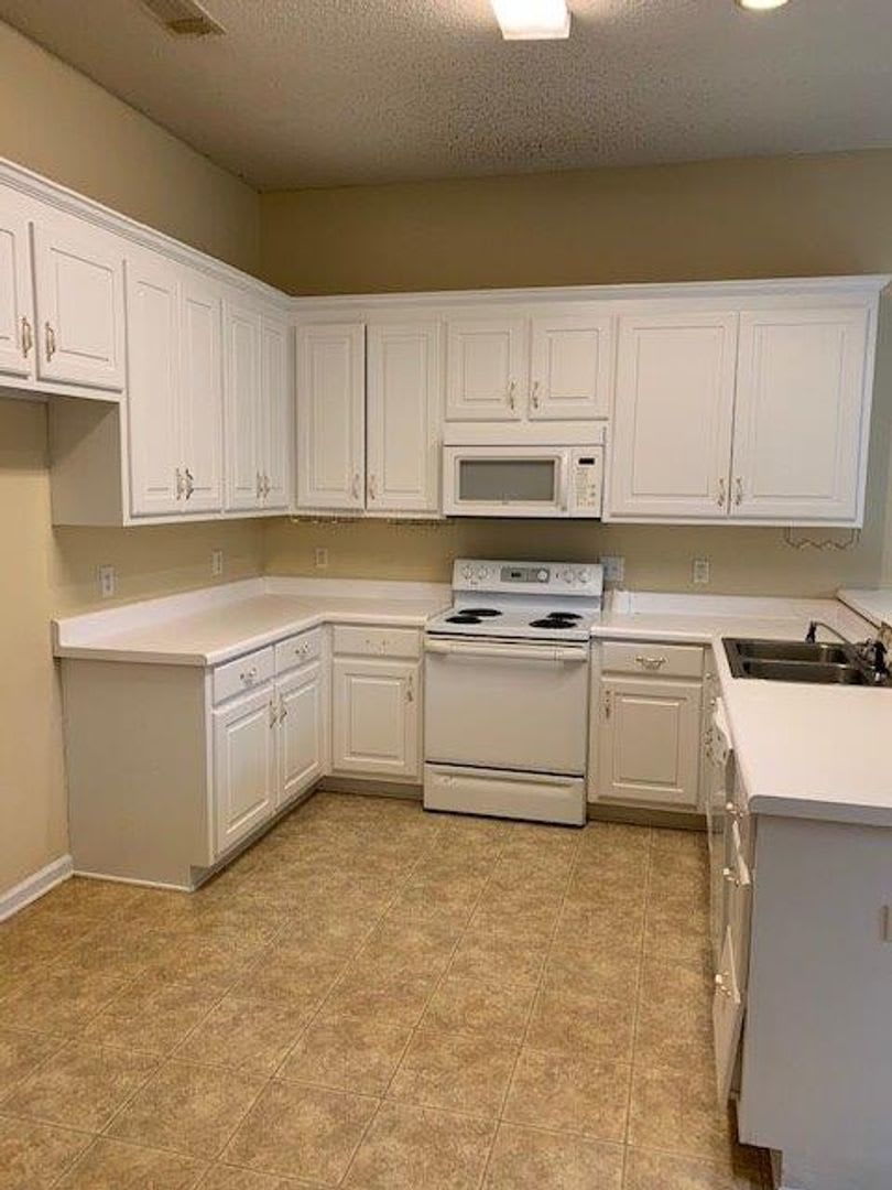 Cozy 3 Bed 2 Bath House! Available Now! – photo 4