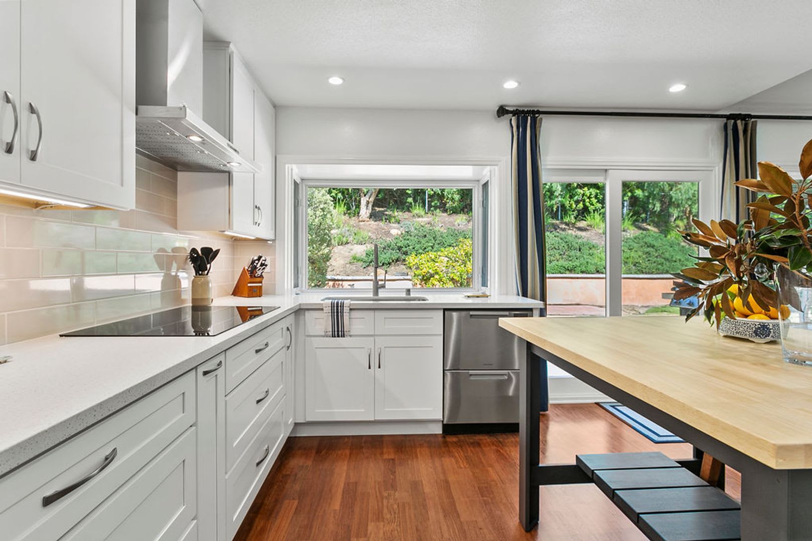 Beautifully Furnished Designer Single-Level 3 Bedroom Home with Lake Mission Viejo Access! – photo 2