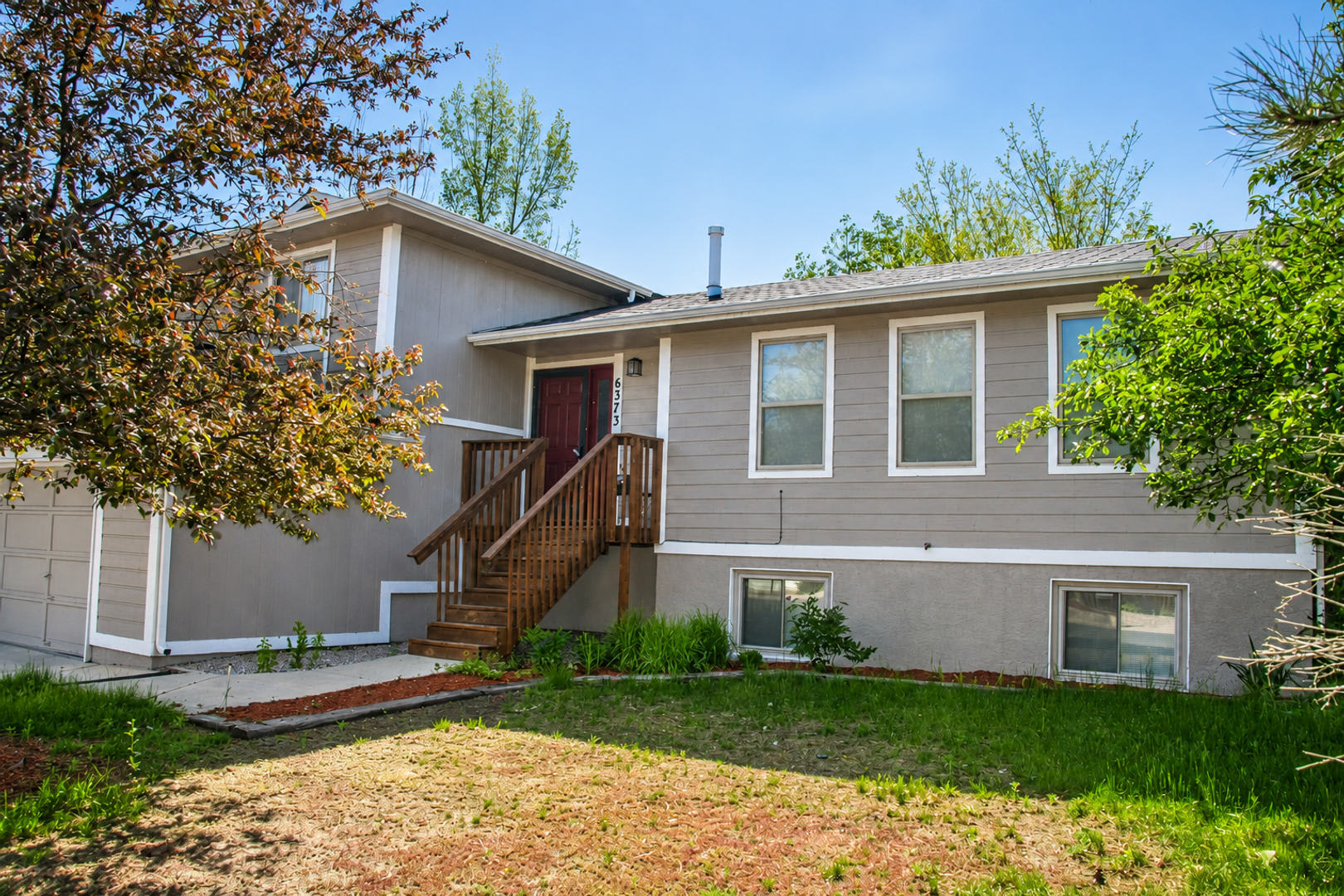 Lovely 4 bedroom home in Northeast Colorado Springs! – photo 1