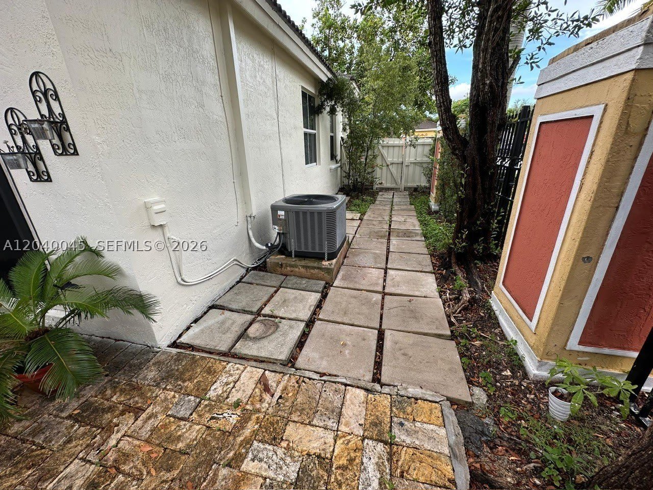 4273 NE 10th Ct – photo 3