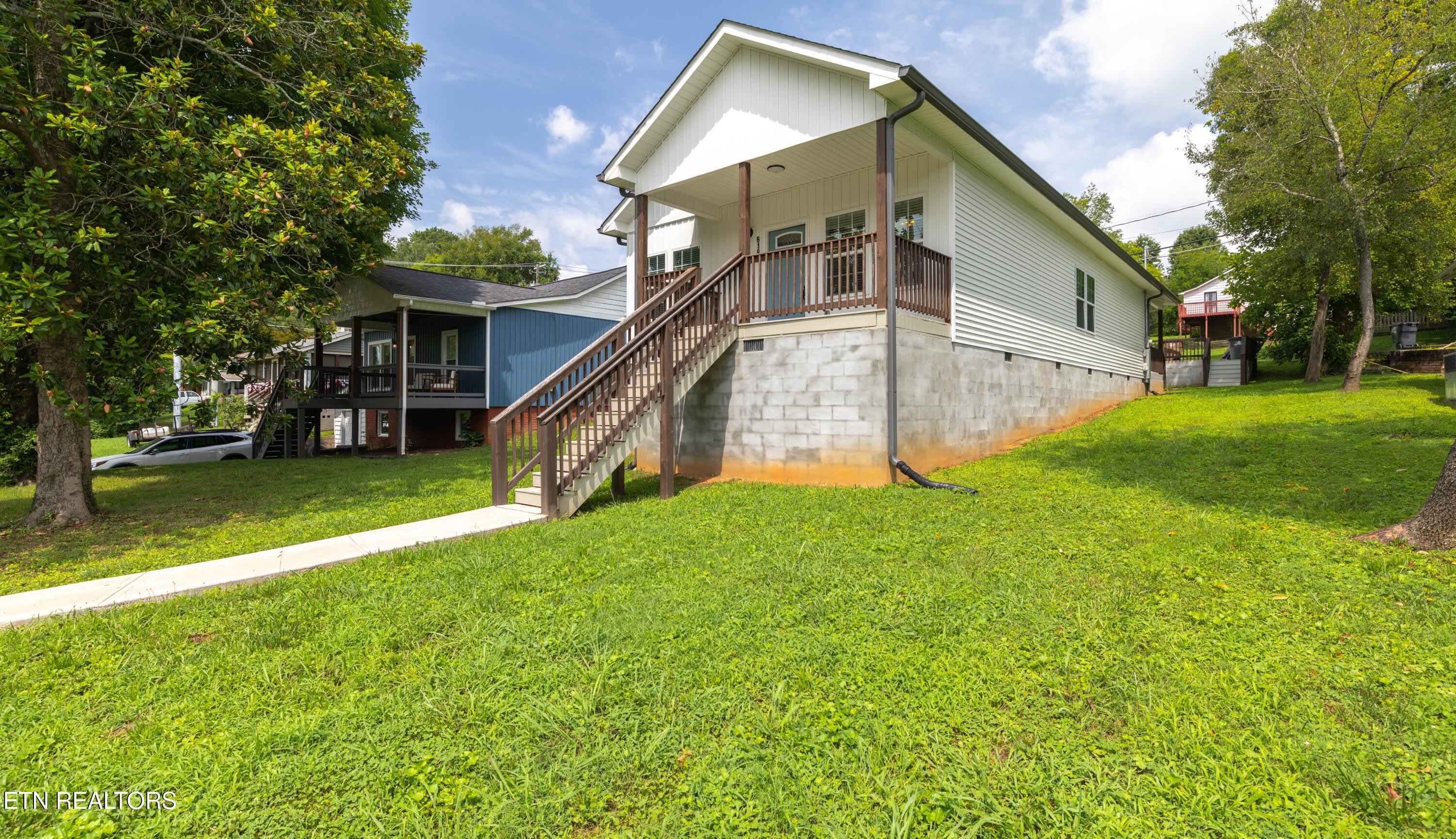 619 Midlake Drive – photo 5