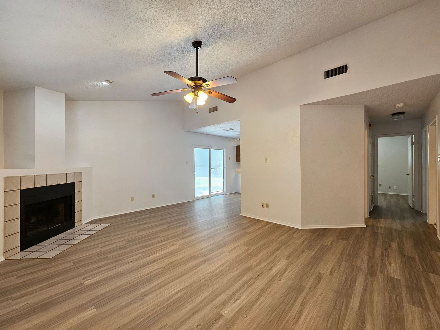 Huge Rent Reduction Ready For Move In – photo 5