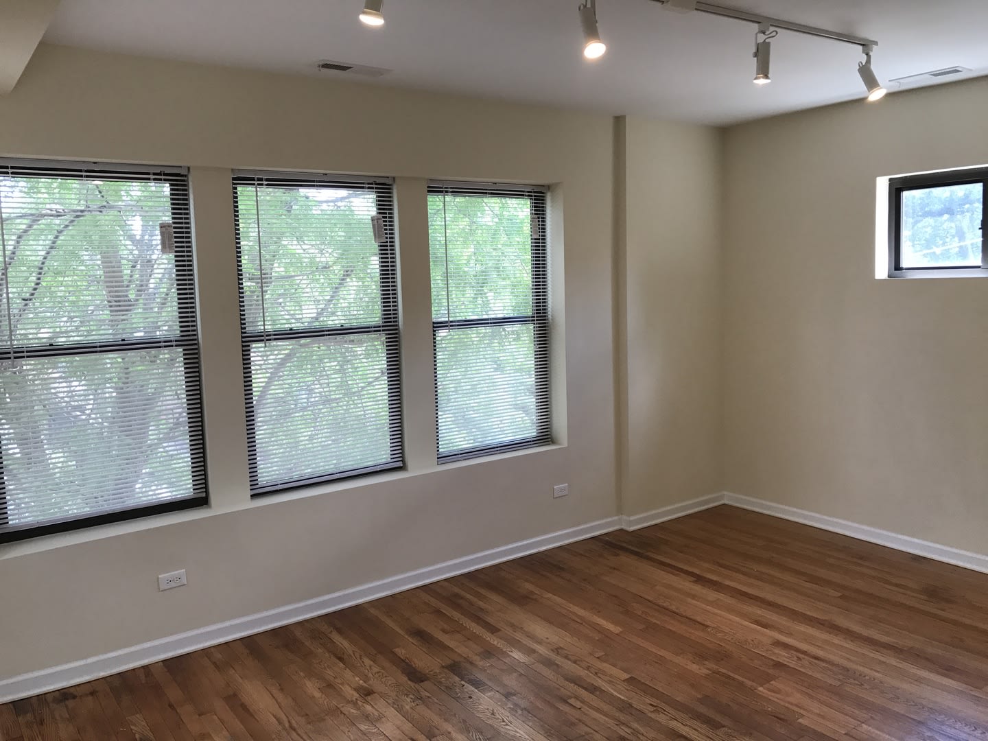 4746 N Sacramento Ave – photo 2