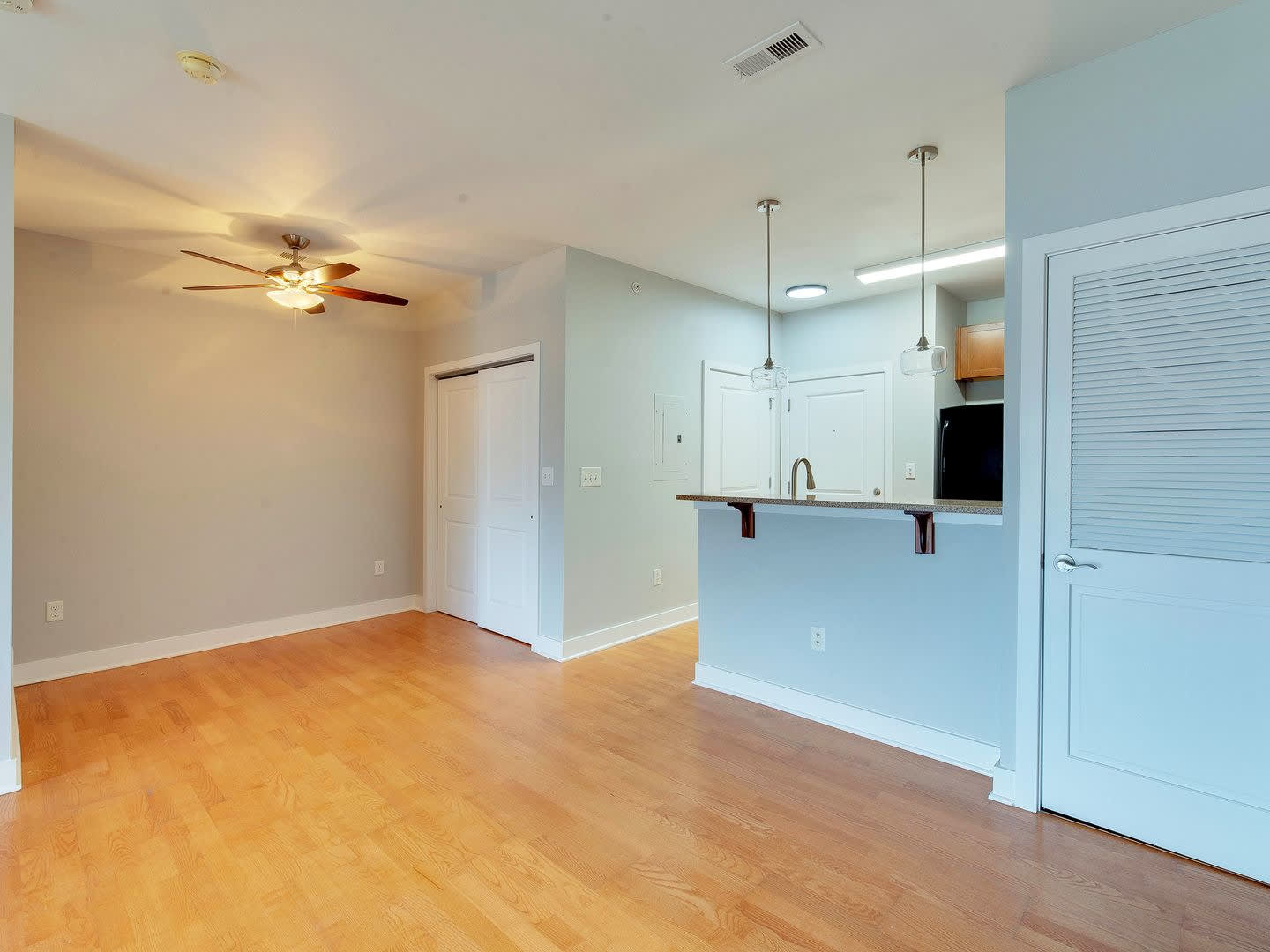 Beautifully Updated And Clean Top Floor Studio Minutes From Uptown And Historic Wesley Heights Neighborhood – photo 3