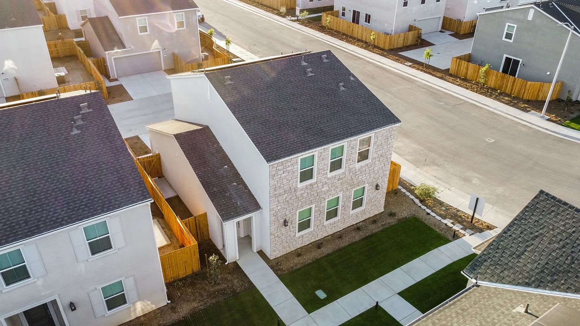 Brand-New 3BD/2.5BA Home in Southwest Bakersfield Modern Finishes, Solar & 2-Car Garage – photo 4