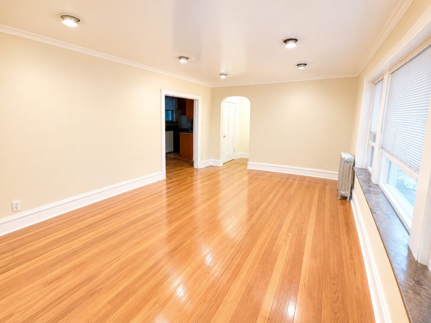 2044 W Farragut Avenue – photo 3