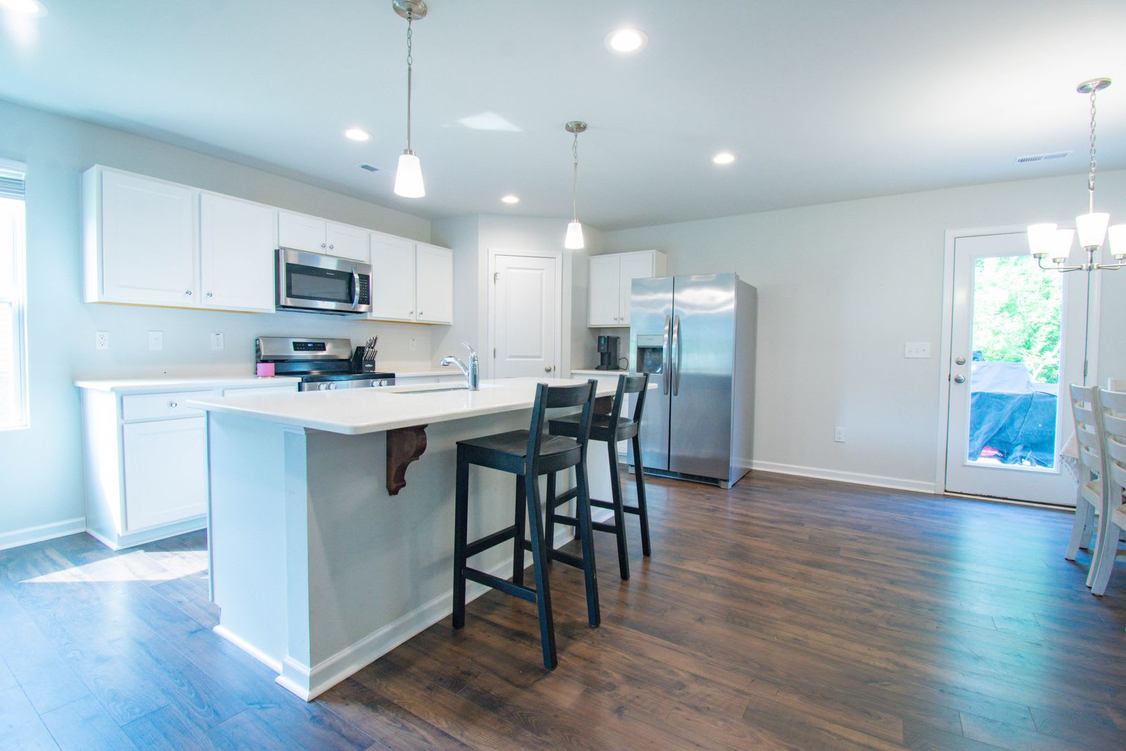 ✨ SPACIOUS 4-BEDROOM HOME WITH FENCED YARD & DOWNSTAIRS SUITE! – photo 3